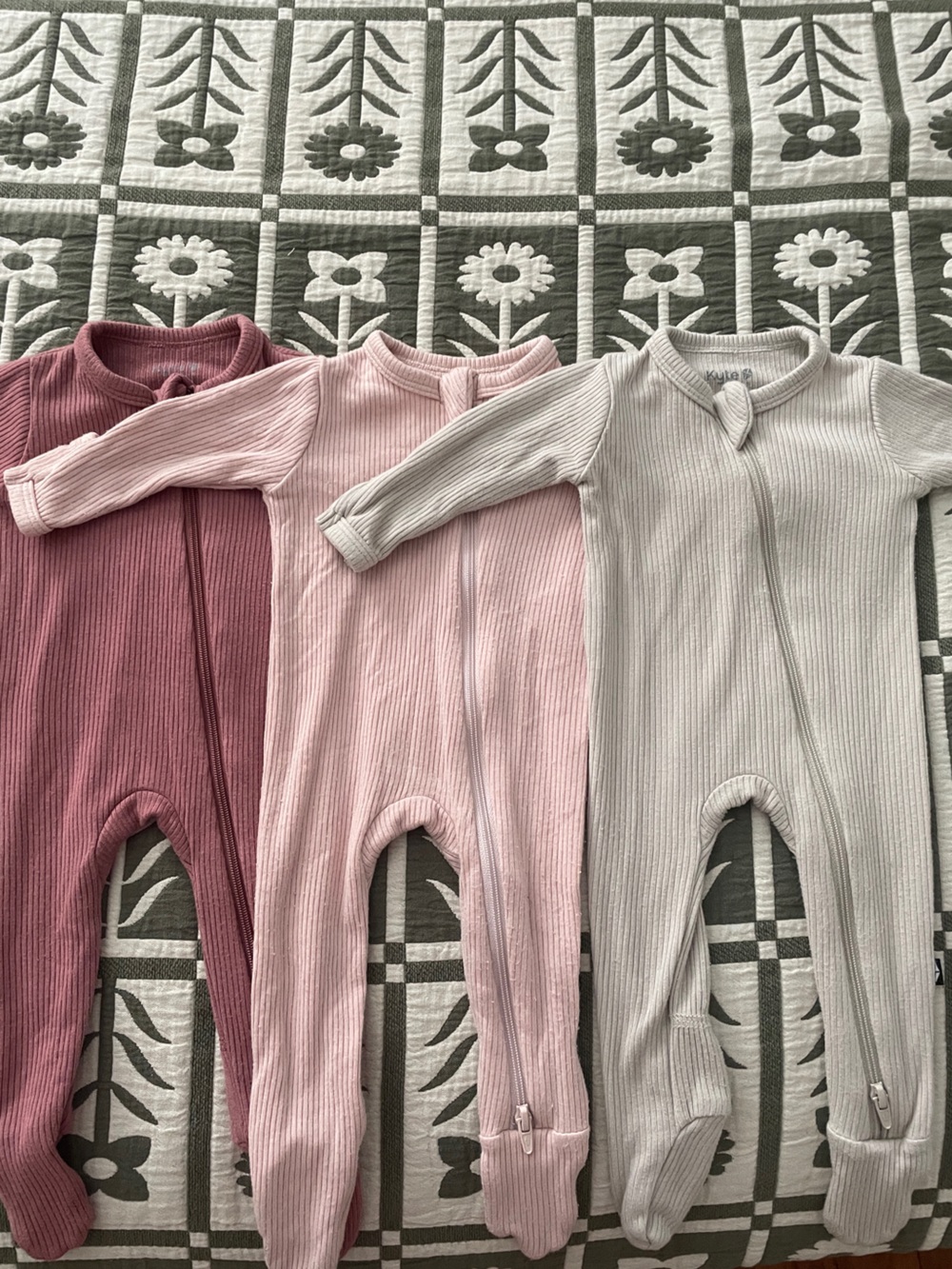 Kyte Baby newborn bundle of 3 footie pajama onesies for girl PINK RIBBED
